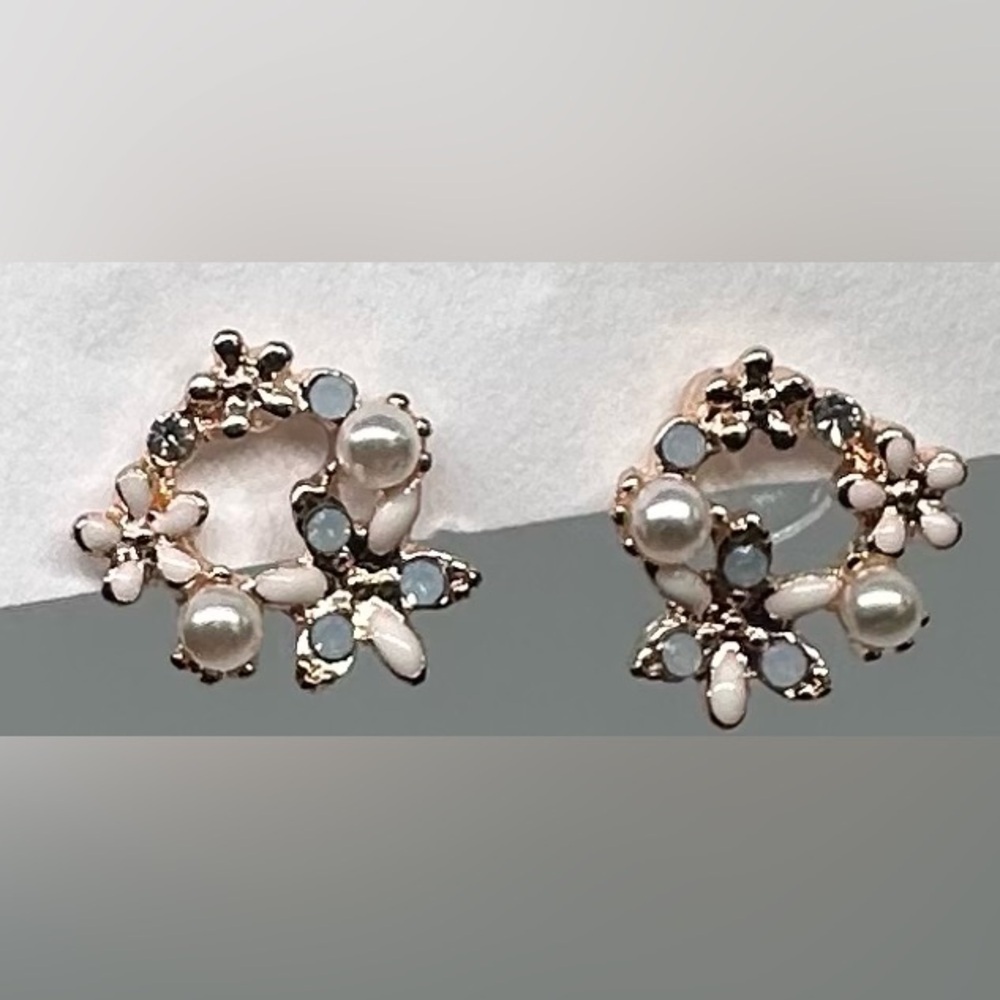 ✨🩵Dainty Rose Gold Flower Pearl & Crystal Wreath Stud Earrings Bridal Gift✨🩵 - Picture 7 of 16